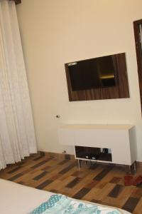 salon z telewizorem na ścianie w obiekcie Hotel Narayan Palace w mieście Amarsar