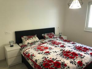 Szalóc的住宿－ubytovanie u MITIho，一间卧室,床上有红色的鲜花