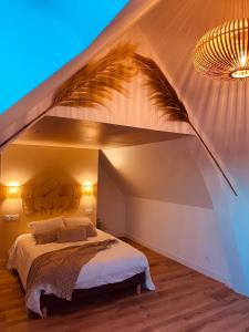 Postel nebo postele na pokoji v ubytování L Osmose "Suite" sauna-hammam-spa