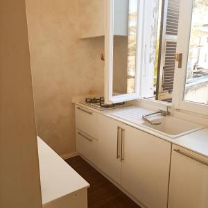 uma cozinha com um lavatório e uma janela em Casa Palmira em La Spezia