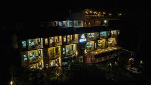 um edifício iluminado à noite com luzes em O2 Ella em Ella