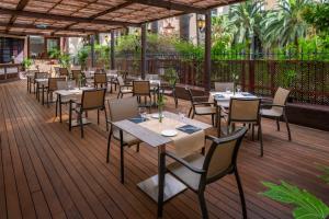 A restaurant or other place to eat at Hotel SERHS Rivoli Rambla