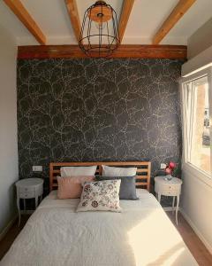 A bed or beds in a room at Catapeixe Holiday Apartments