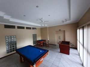 a room with a pool table and a table at Linda Cobertura Piscina Privativa na Divina Caiobá in Matinhos