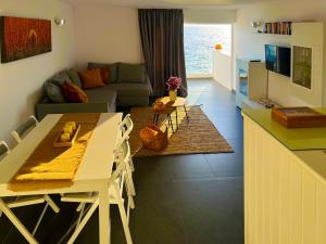 cocina y sala de estar con mesa y sofá en At the ocean’s edge, en Callao Salvaje