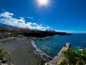 vistas a una playa con el sol en el cielo en At the ocean’s edge, en Callao Salvaje