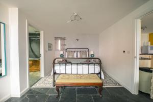 Cama o camas de una habitación en St Davids Hideaway with Roll-top Bath & Log Burner