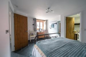 Cama o camas de una habitación en St Davids Hideaway with Roll-top Bath & Log Burner