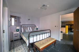 Cama o camas de una habitación en St Davids Hideaway with Roll-top Bath & Log Burner