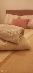 einen Stapel Handtücher auf dem Bett in der Unterkunft B&B LEO'S in Cagliari