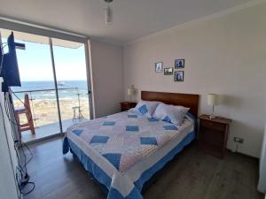 Departamento con vista al mar في أنتوفاغاستا: غرفة نوم مع سرير وإطلالة على المحيط