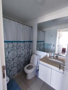 bagno con servizi igienici e lavandino di Departamento con vista al mar ad Antofagasta