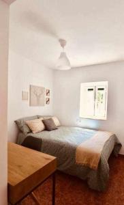 グラナダにあるFantastico apartamento en Granadaのベッドと窓のある寝室