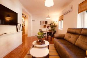 グラナダにあるFantastico apartamento en Granadaのソファとテーブルのあるリビングルーム