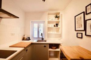 グラナダにあるFantastico apartamento en Granadaのシンクと窓のある白いキッチン +11枚の写真