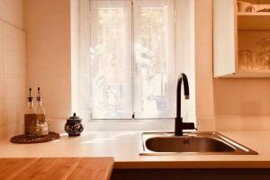 cocina con fregadero y ventana en Fantastico apartamento en Granada, en Granada