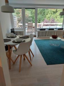 a dining room with a table and chairs and a large window at Ferienwohnung in Hitzacker in Hitzacker