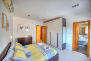 Un pat sau paturi într-o cameră la Bright and spacious 3 bedroom apartment with breathtaking views - GOSLM5