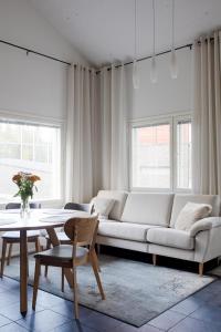 a living room with a white couch and a table at Alppitähti, Huoneisto Hilla in Levi