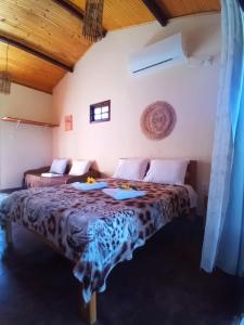 Ένα ή περισσότερα κρεβάτια σε δωμάτιο στο Paraíso da falésia em Cumuruxatiba com vista excepcional para o mar