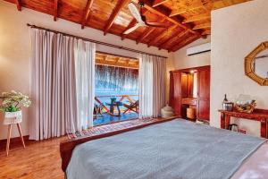 Llit o llits en una habitació de La Boheme Kabak Adults Only