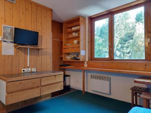 een kamer met een bureau, een tv en een raam bij Studio Les Arcs 1800, 1 pièce, 2 personnes - FR-1-411-136 in Arc 1800