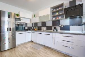Kuchyň nebo kuchyňský kout v ubytování Apartment Buddy