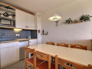 Appartement Belle Plagne, 3 pièces, 6 personnes - FR-1-455-110にあるキッチンまたは簡易キッチン