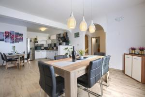 Kuchyň nebo kuchyňský kout v ubytování Apartment Buddy