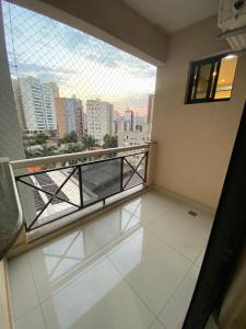 d'un balcon avec vue sur la ville. dans l'établissement 712 - FLAT para temporada Bristtol Evidence Hotel, à Goiânia