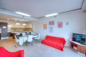 sala de estar con sofá rojo y cocina en Bright and spacious 3 bedroom apartment with breathtaking views - GOSLM5, en Sliema