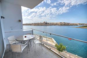 Un balcon sau o terasă la Bright and spacious 3 bedroom apartment with breathtaking views - GOSLM5