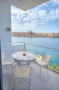 Un balcon sau o terasă la Bright and spacious 3 bedroom apartment with breathtaking views - GOSLM5
