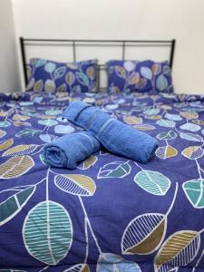 Una toalla azul sobre una cama en 9293 Asia, en Ayer Itam