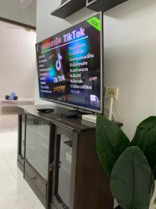TV de pantalla plana en la parte superior de una mesa en 9293 Asia, en Ayer Itam