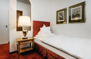 Postel nebo postele na pokoji v ubytování Romantik Hotel Gebhards
