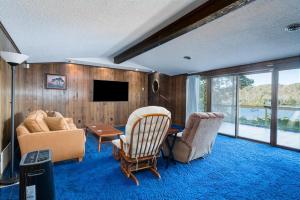 诺克斯维尔Melton Away - Knoxville/Oak Ridge的客厅配有沙发、椅子和电视
