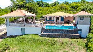 - une vue aérienne sur une maison avec une piscine dans l'établissement Villa Bwa Kanpech', au Vauclin