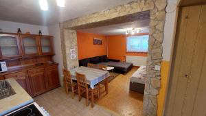 Privat 498 في لوتشكي: مطبخ وغرفة معيشة مع طاولة وأريكة