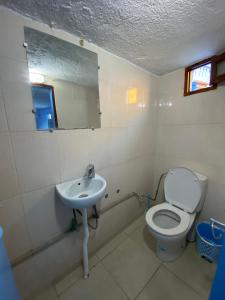 La salle de bains est pourvue d'un lavabo, de toilettes et d'un miroir. dans l'établissement Dar Lazrak, à Chefchaouen