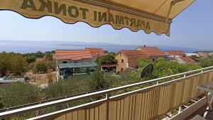 een uitzicht vanaf het balkon van een villa bij Apartments Tonka in Bol