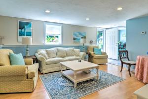 3 Mi to Bourne Scenic Park Quaint Cape Cod Apt的休息区