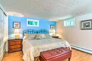 3 Mi to Bourne Scenic Park Quaint Cape Cod Apt客房内的一张或多张床位