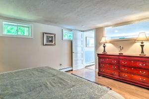 3 Mi to Bourne Scenic Park Quaint Cape Cod Apt客房内的一张或多张床位