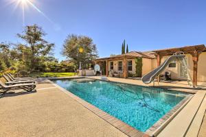 uma piscina com escorrega junto a uma casa em Incredible Templeton Retreat with Private Pool! em Templeton