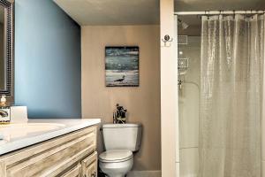 3 Mi to Bourne Scenic Park Quaint Cape Cod Apt的一间浴室