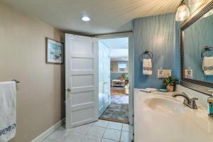伯恩3 Mi to Bourne Scenic Park Quaint Cape Cod Apt的带水槽和镜子的浴室 更多18张照片