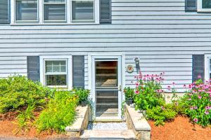 3 Mi to Bourne Scenic Park Quaint Cape Cod Apt外面的花园