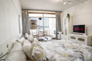 TV a/nebo společenská místnost v ubytování Palmeras Suite Fuengirola