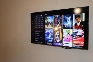 En TV eller et underholdningssystem på UStay Apartment - Westdene